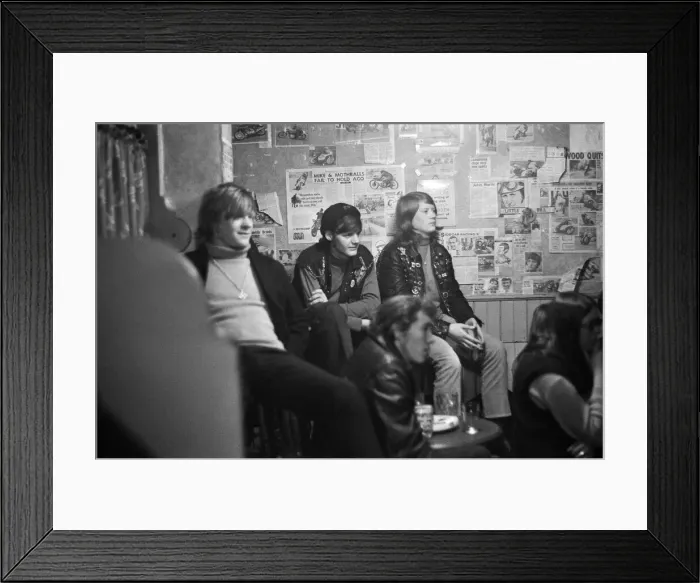 Framed Print : The Oddfellows Arms, Oldbury. Customers, including some Hells Angels watching Framed Print : The Oddfellows Arms, Oldbury. Customers, including some Hells Angels watching