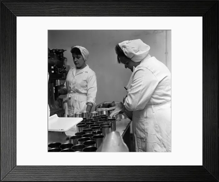 Framed Print : Scenes inside Robinsons Tripe factory in Hull. Tripe and onions is poured into cans