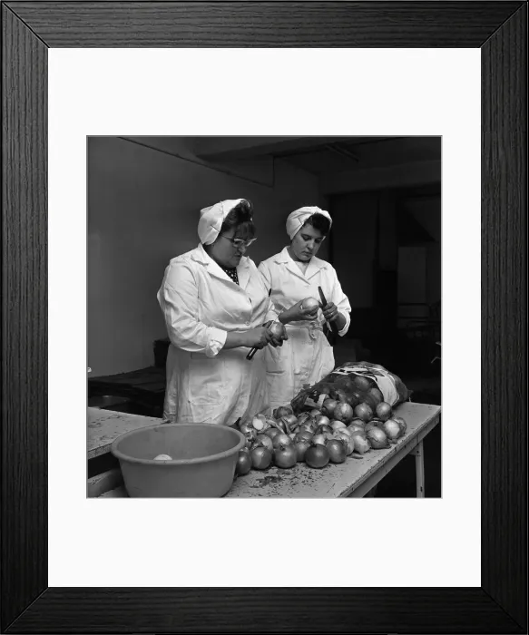 Framed Print : Scenes inside Robinsons Tripe factory in Hull Onions are chopped. 3rd October 1966 Framed Print : Scenes inside Robinsons Tripe factory in Hull Onions are chopped. 3rd October 1966