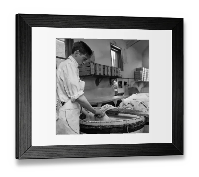 Framed Print : Scenes inside Robinsons Tripe factory in Hull. Thomas Bache cleans the tripe