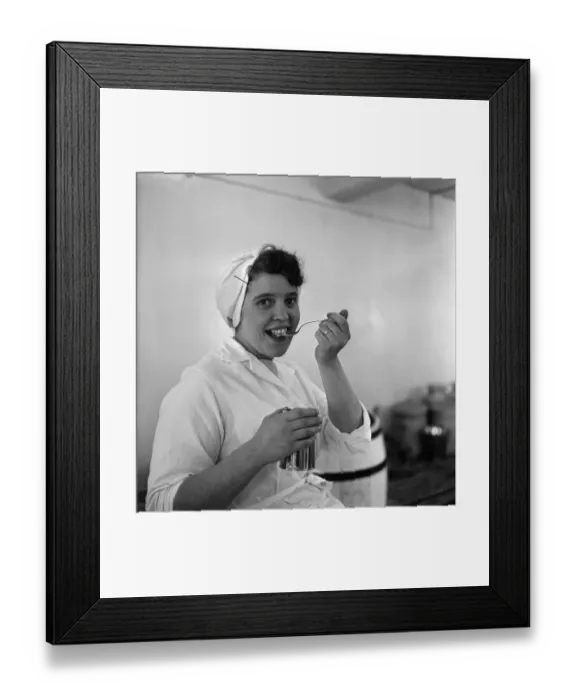 Framed Print : Scenes inside Robinsons Tripe factory in Hull. Doreen Spaven eats any left overs