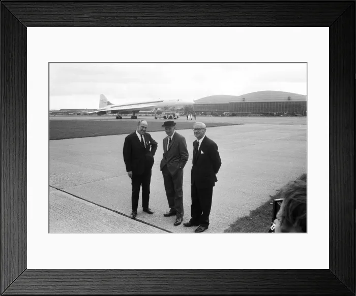 Framed Print : Concorde 002, the British assembled second of the Anglo-French supersonic airliners