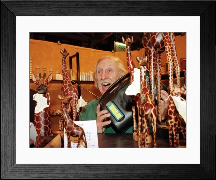 Framed Print : TREVOR BAYLIS INVENTOR OF THE CLOCKWORK RADIO WHICH REVOLUTIONISED COMMUNICATION IN THIRD