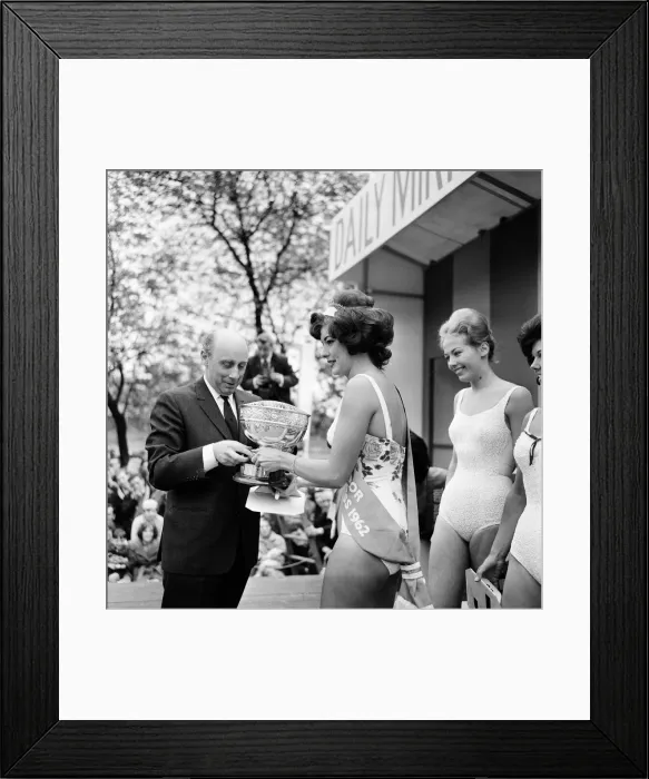 Framed Print : Daily Mirror Day at Belle Vue Zoological Gardens, Belle Vue, Manchester, June 1962 Framed Print : Daily Mirror Day at Belle Vue Zoological Gardens, Belle Vue, Manchester, June 1962