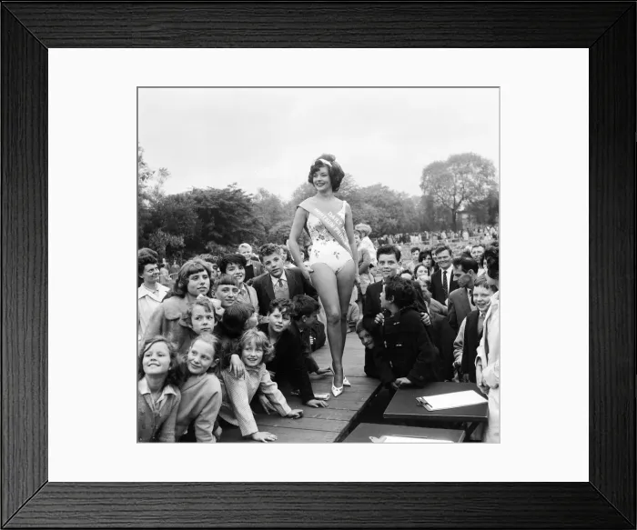 Framed Print : Daily Mirror Day at Belle Vue Zoological Gardens, Belle Vue, Manchester, June 1962
