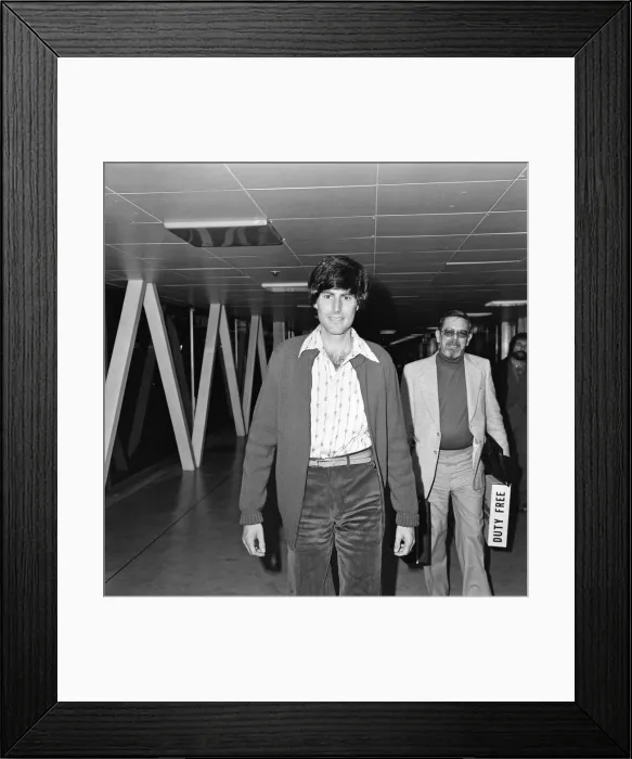Framed Print : Uri Geller at London Airport. 1st November 1978 Framed Print : Uri Geller at London Airport. 1st November 1978