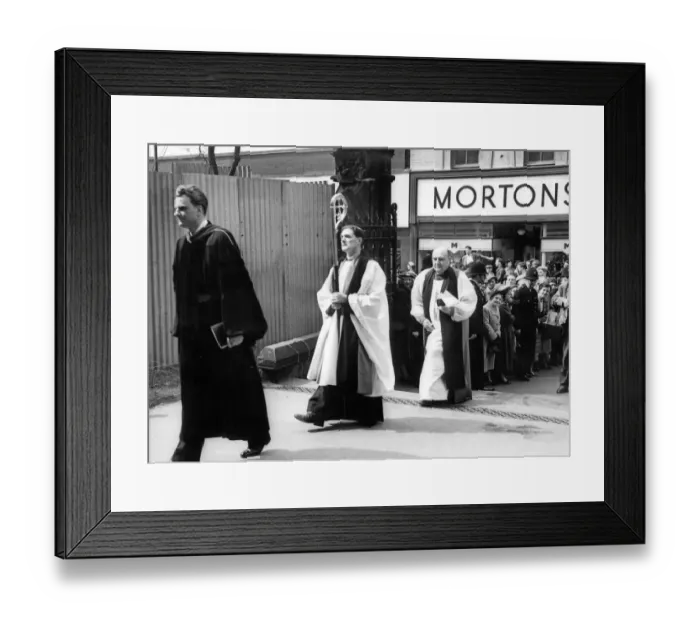 Framed Print : Billy Graham and the Bishop of Birmingham, Dr. Wilson, arriving at St Martin in the Bull Framed Print : Billy Graham and the Bishop of Birmingham, Dr. Wilson, arriving at St Martin in the Bull