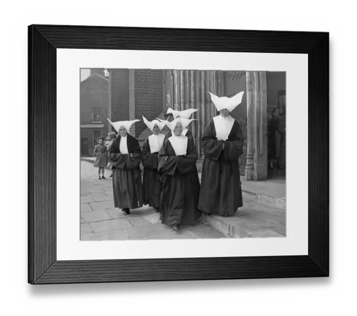 Framed Print : Nuns leaving St Chads Cathedral, Birmingham after a special service for the Pope