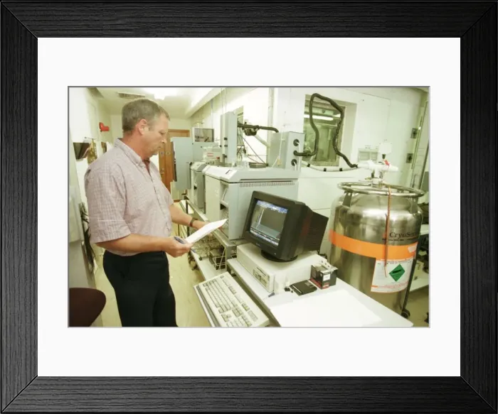 Framed Print : Porton Down September 1999 Scientist in Lab monitors data from lab in Building 422 - Framed Print : Porton Down September 1999 Scientist in Lab monitors data from lab in Building 422 -