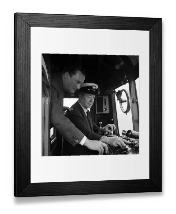 Framed Print : Southend Pier Railway, Southend-on-Sea, Essex. 15th August 1957 Framed Print : Southend Pier Railway, Southend-on-Sea, Essex. 15th August 1957