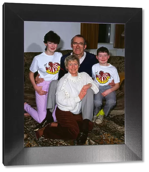 Jim Bowen television presenter 1984 at home with his wife and children