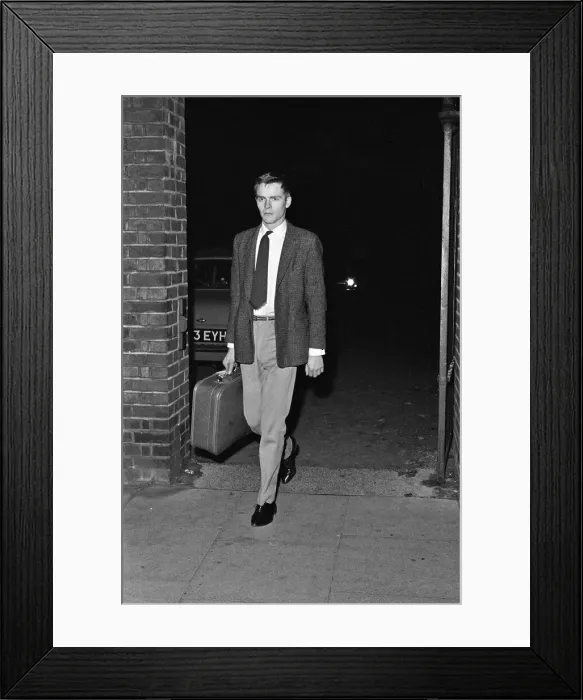 Framed Print : Max Mosley, a territorial paratrooper, after his evening training session at the Duke of Framed Print : Max Mosley, a territorial paratrooper, after his evening training session at the Duke of