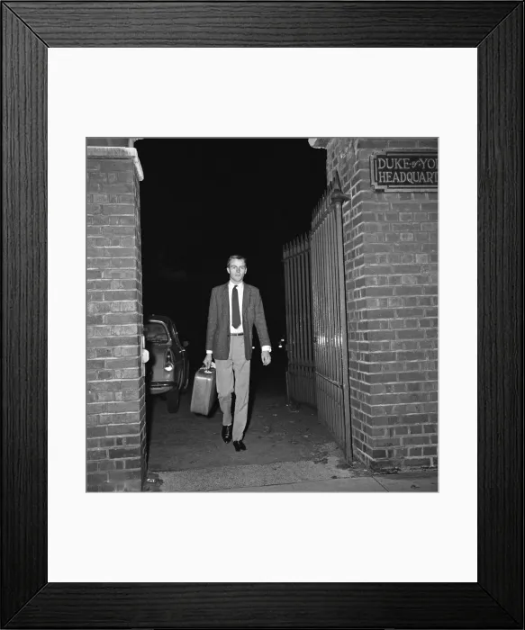 Framed Print : Max Mosley, a territorial paratrooper, after his evening training session at the Duke of