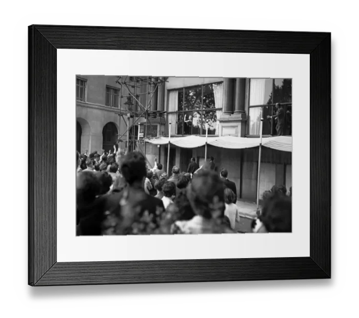 Framed Print : Marilyn Monroe pictured at the window of The Savoy Hotel Framed Print : Marilyn Monroe pictured at the window of The Savoy Hotel