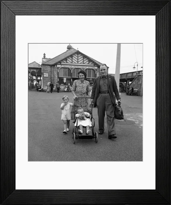 Framed Print : Holiday scenes in Weston-super-Mare, Somerset, England. 26th August 1949 Framed Print : Holiday scenes in Weston-super-Mare, Somerset, England. 26th August 1949