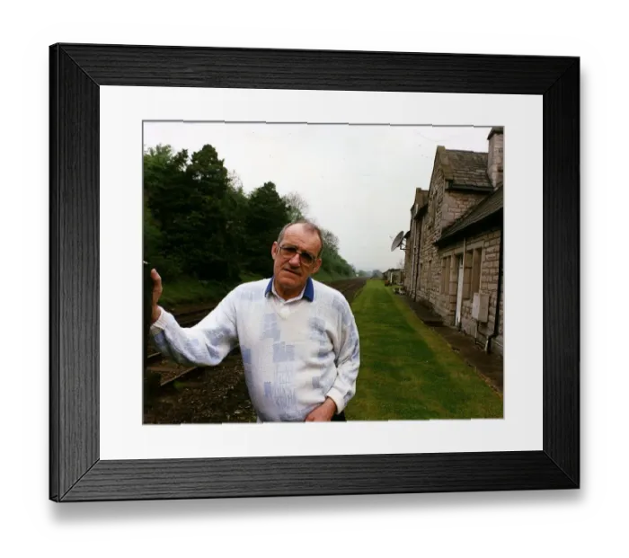 Framed Print : Jim Bowen TV Presenter Bullseye at home A©Mirrorpix Framed Print : Jim Bowen TV Presenter Bullseye at home A©Mirrorpix