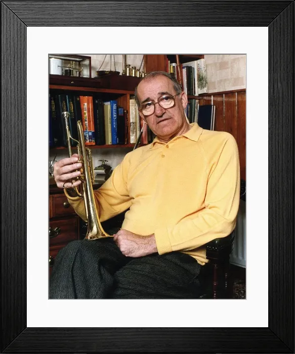 Framed Print : Jim Bowen television presenter of bullseye dbase A©Mirrorpix Framed Print : Jim Bowen television presenter of bullseye dbase A©Mirrorpix
