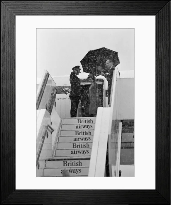 Framed Print : Her Majesty Elizabeth II and Prince Philip leaving Heathrow Airport for Bahrain