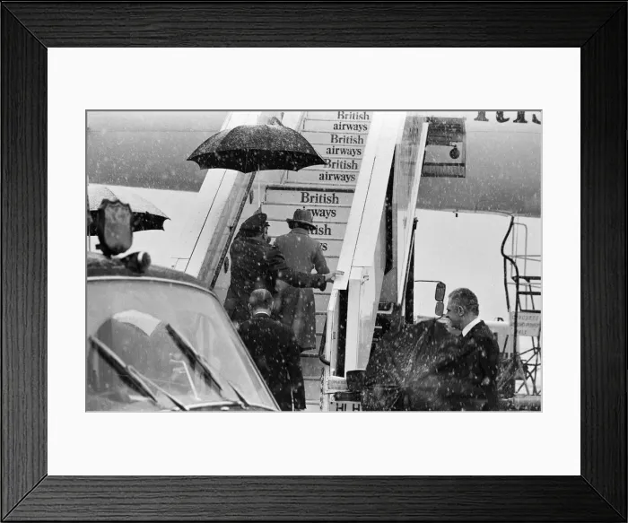 Framed Print : Her Majesty Elizabeth II and Prince Philip leaving Heathrow Airport for Bahrain