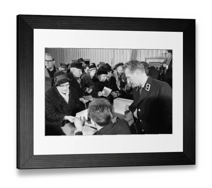 Framed Print : For the first time since its erection, the Berlin Wall is opened for border crossings for