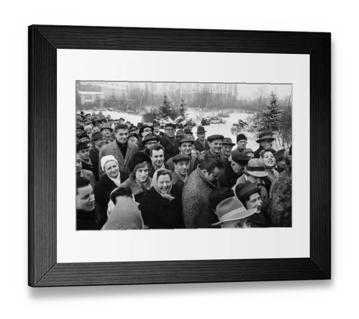 Framed Print : For the first time since its erection, the Berlin Wall is opened for border crossings for