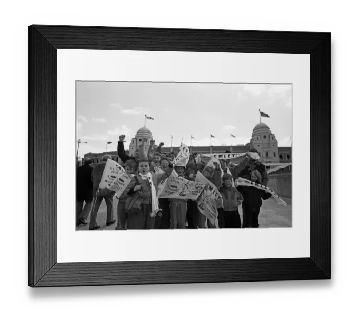 Framed Print : Emley v Colne Dynamoes F. C. in the Football Association Challenge Vase Final held