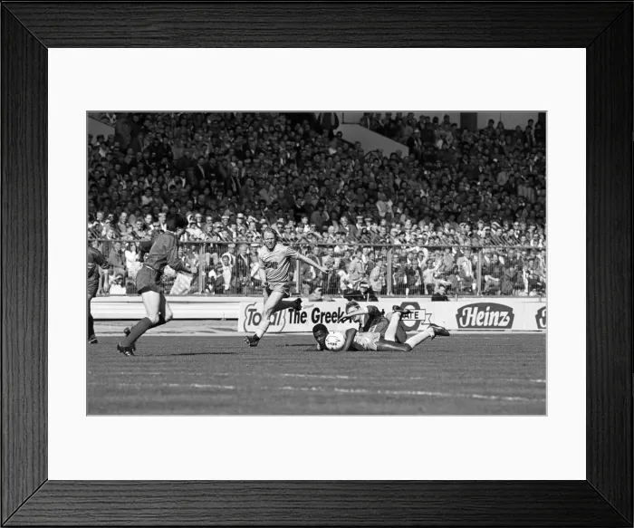 Framed Print : Emley v Colne Dynamoes F. C. in the Football Association Challenge Vase Final held Framed Print : Emley v Colne Dynamoes F. C. in the Football Association Challenge Vase Final held