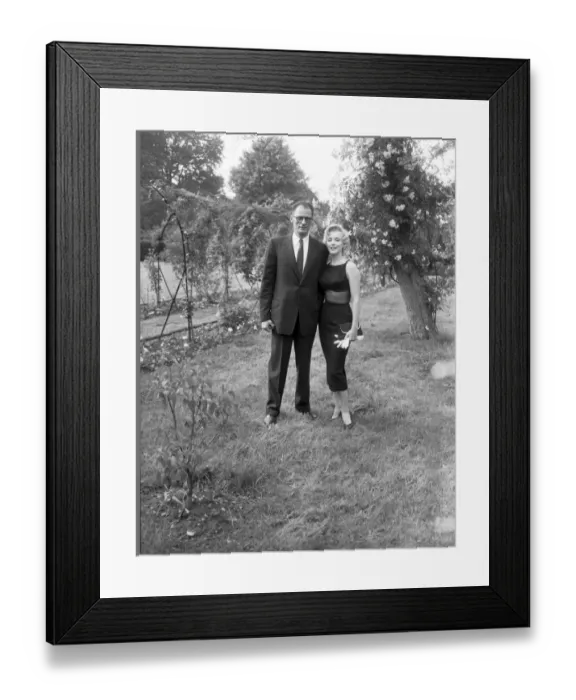 Framed Print : Marilyn Monroe and her husband, playwright Arthur Miller, pictured in Englefield Framed Print : Marilyn Monroe and her husband, playwright Arthur Miller, pictured in Englefield