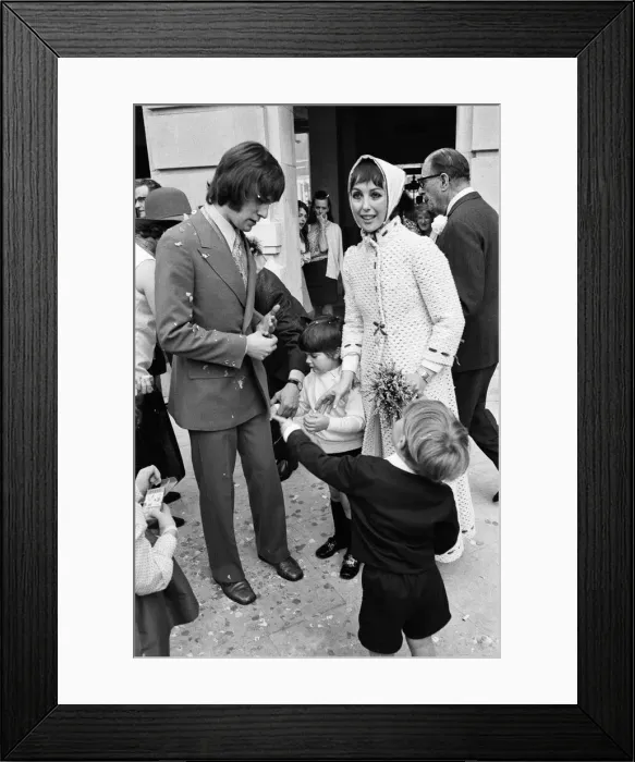 Framed Print : Actress Una Stubbs marries Nicky Henson (son of Leslie Henson). Wandsworth Town Hall Framed Print : Actress Una Stubbs marries Nicky Henson (son of Leslie Henson). Wandsworth Town Hall