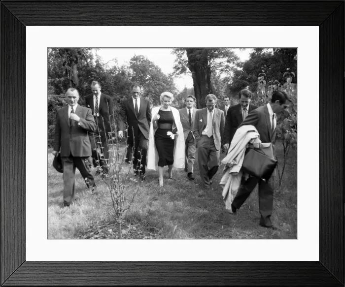 Framed Print : Marilyn Monroe and her husband, playwright Arthur Miller (3rd from the left) Framed Print : Marilyn Monroe and her husband, playwright Arthur Miller (3rd from the left)