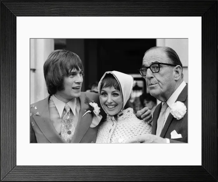 Framed Print : Actress Una Stubbs marries Nicky Henson (son of Leslie Henson). Wandsworth Town Hall Framed Print : Actress Una Stubbs marries Nicky Henson (son of Leslie Henson). Wandsworth Town Hall