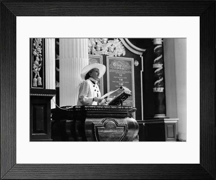 Framed Print : Television chef, Fanny Cradock, speaking from the pulpit, St Mary Woolnoth Church Framed Print : Television chef, Fanny Cradock, speaking from the pulpit, St Mary Woolnoth Church