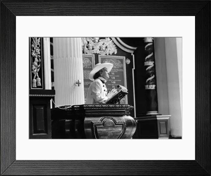 Framed Print : Television chef, Fanny Cradock, speaking from the pulpit, St Mary Woolnoth Church Framed Print : Television chef, Fanny Cradock, speaking from the pulpit, St Mary Woolnoth Church