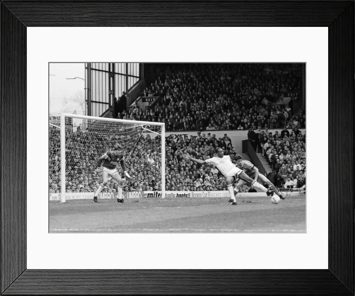 Framed Print : Leeds United v Liverpool. Final score 5-4 to Liverpool, League Division One, Elland Road