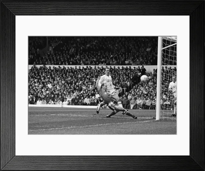 Framed Print : Leeds United v Liverpool. Final score 5-4 to Liverpool, League Division One, Elland Road Framed Print : Leeds United v Liverpool. Final score 5-4 to Liverpool, League Division One, Elland Road