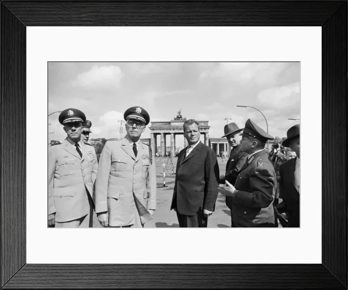 Framed Print : Start of the construction of the Berlin Wall. At midnight on 13th August the police Framed Print : Start of the construction of the Berlin Wall. At midnight on 13th August the police