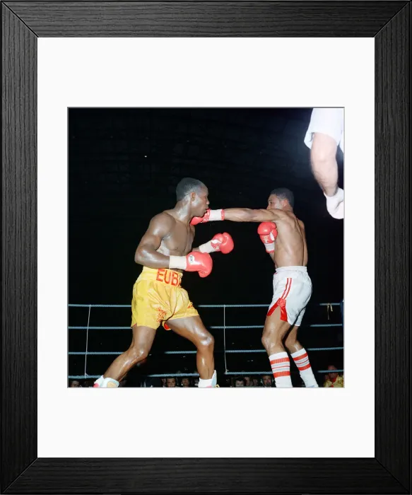 Framed Print : Chris Eubank vs Michael Watson for the WBO middleweight title at Earls Court Exhibition Framed Print : Chris Eubank vs Michael Watson for the WBO middleweight title at Earls Court Exhibition