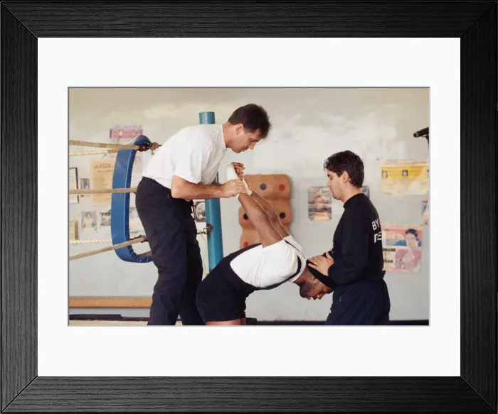 Framed Print : WBC super-middleweight champion Nigel Benn training ahead of his fight with Italian Mauro