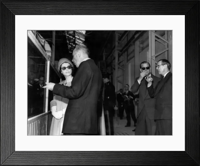 Framed Print : Queen Elizabeth II looks through a special anti-glare at molten glass in a filling tank