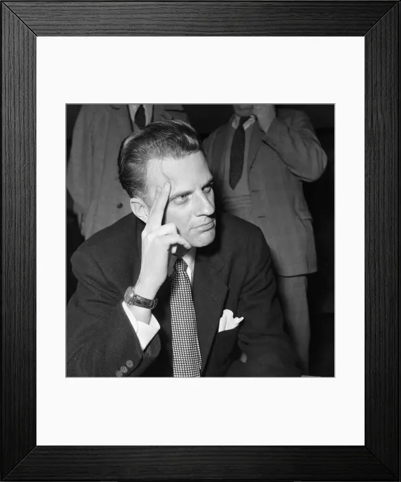 Framed Print : American evangelist Billy Graham pictured upon arrival at Southampton to begin his three Framed Print : American evangelist Billy Graham pictured upon arrival at Southampton to begin his three