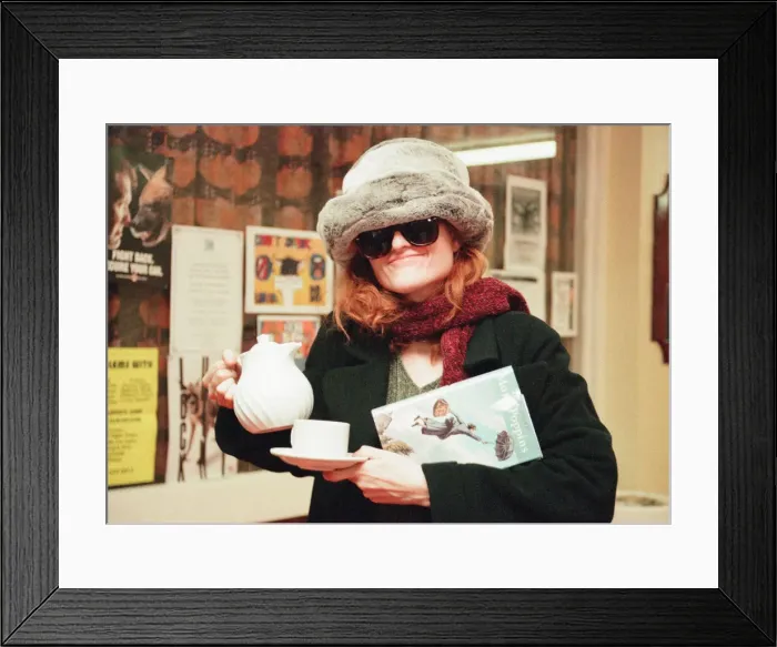 Framed Print : Eddi Reader, Scottish singer songwriter pictured Saturday 21st November 1998 Framed Print : Eddi Reader, Scottish singer songwriter pictured Saturday 21st November 1998