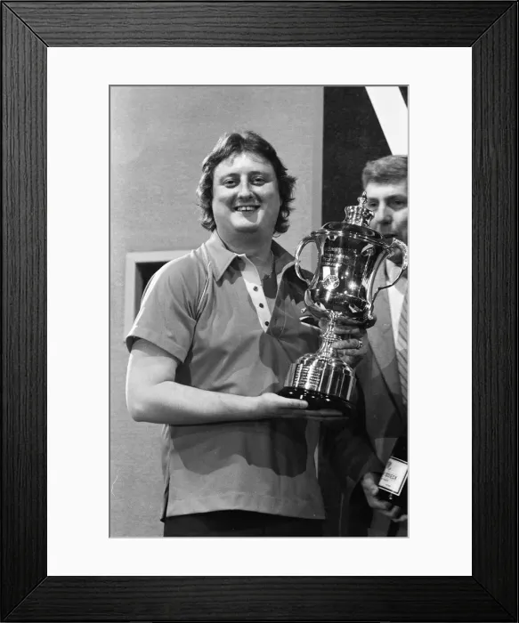 Framed Print : British dart player Eric Bristow celebrates his victory in the Embassy Darts World
