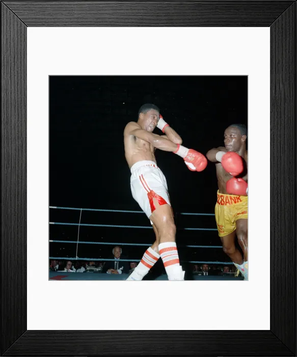 Framed Print : Chris Eubank vs Michael Watson for the WBO middleweight title at Earls Court Exhibition Framed Print : Chris Eubank vs Michael Watson for the WBO middleweight title at Earls Court Exhibition