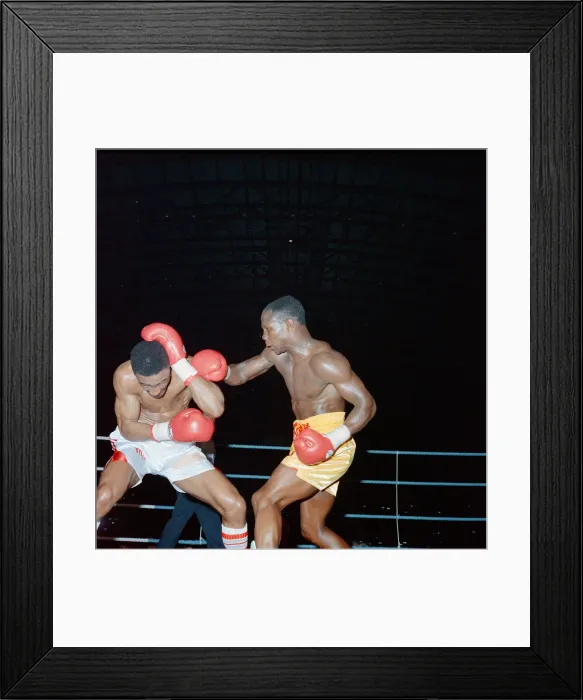 Framed Print : Chris Eubank vs Michael Watson for the WBO middleweight title at Earls Court Exhibition Framed Print : Chris Eubank vs Michael Watson for the WBO middleweight title at Earls Court Exhibition