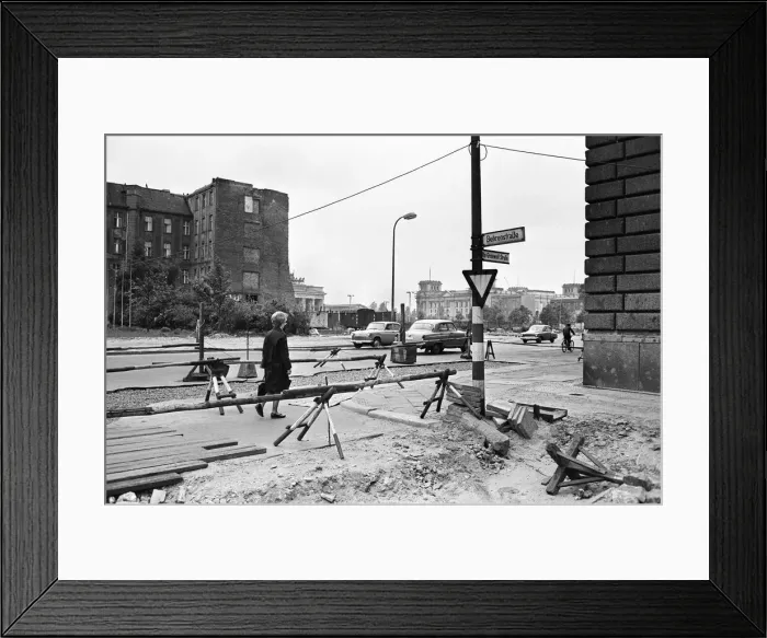 Framed Print : Scenes in East Berlin, four years after work began on the construction of the Berlin Wall Framed Print : Scenes in East Berlin, four years after work began on the construction of the Berlin Wall