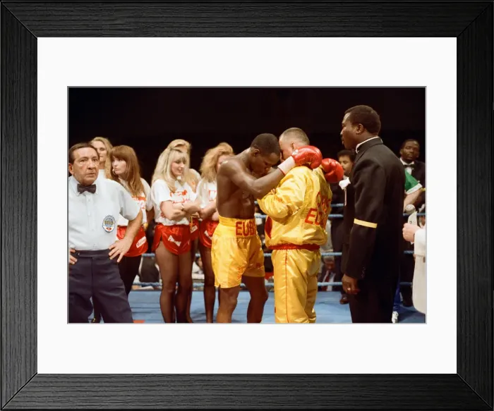 Framed Print : Chris Eubank vs Michael Watson for the WBO middleweight title at Earls Court Exhibition Framed Print : Chris Eubank vs Michael Watson for the WBO middleweight title at Earls Court Exhibition