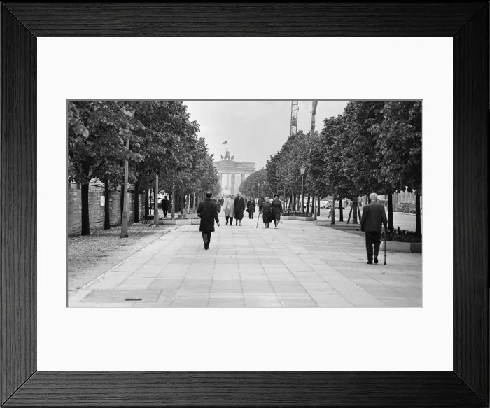 Framed Print : Scenes in East Berlin, four years after work began on the construction of the Berlin Wall Framed Print : Scenes in East Berlin, four years after work began on the construction of the Berlin Wall