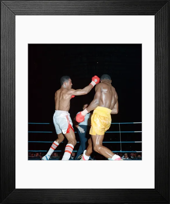 Framed Print : Chris Eubank vs Michael Watson for the WBO middleweight title at Earls Court Exhibition Framed Print : Chris Eubank vs Michael Watson for the WBO middleweight title at Earls Court Exhibition