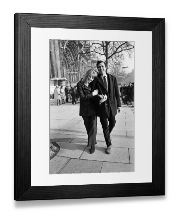 Framed Print : Julie Christie and Dirk Bogarde on location outside the Victoria