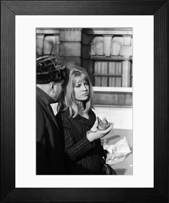 Framed Print : Julie Christie on location outside the Victoria and Albert Museum in South Kensington Framed Print : Julie Christie on location outside the Victoria and Albert Museum in South Kensington